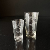 Ølglas med slibninger af blomster og grene