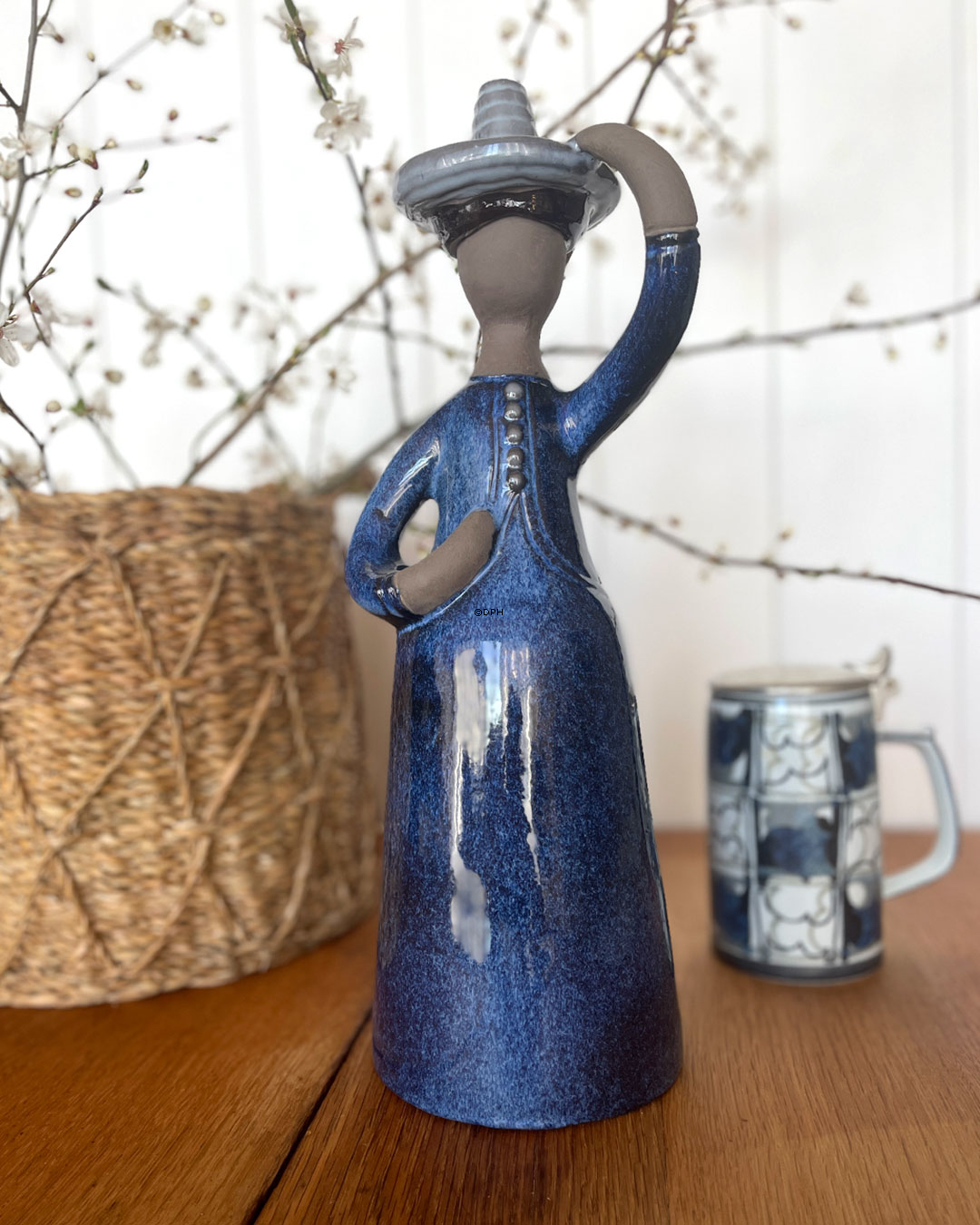 Kvinde med hat, Jie svensk keramik, Elsi Bourelius