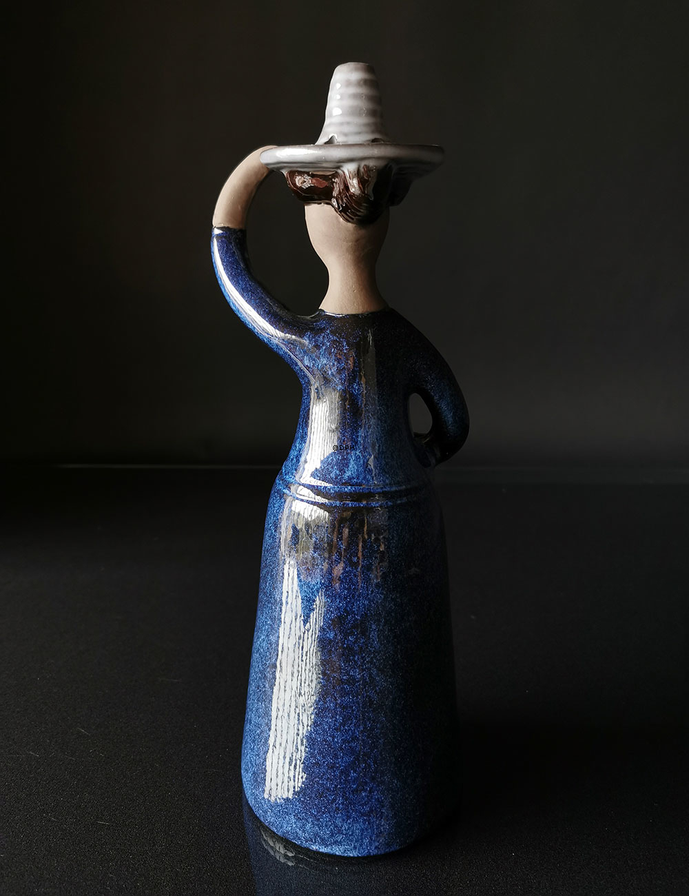 Kvinde med hat, Jie svensk keramik, Elsi Bourelius