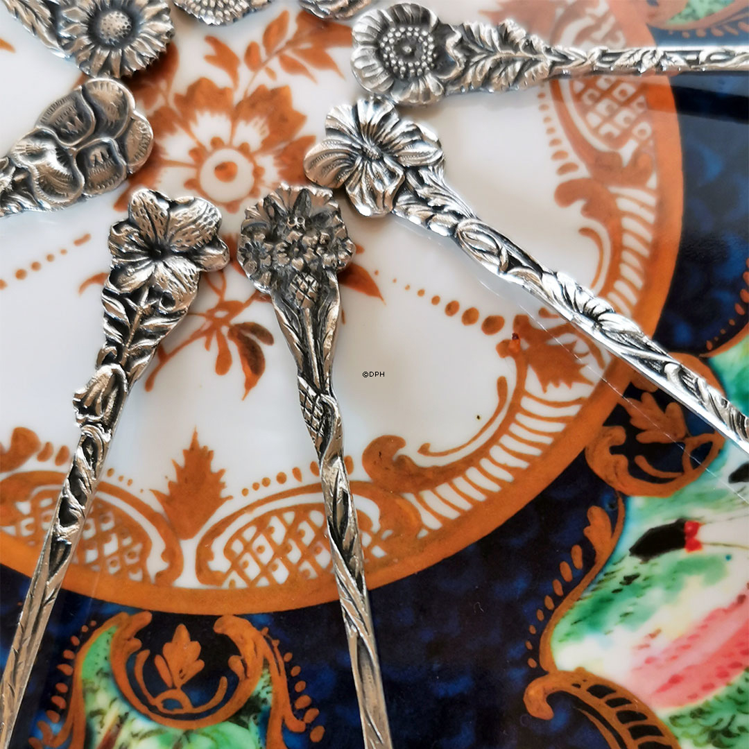 Sølvplet teskeer med forskellige blomsterdekoration, 8 stk