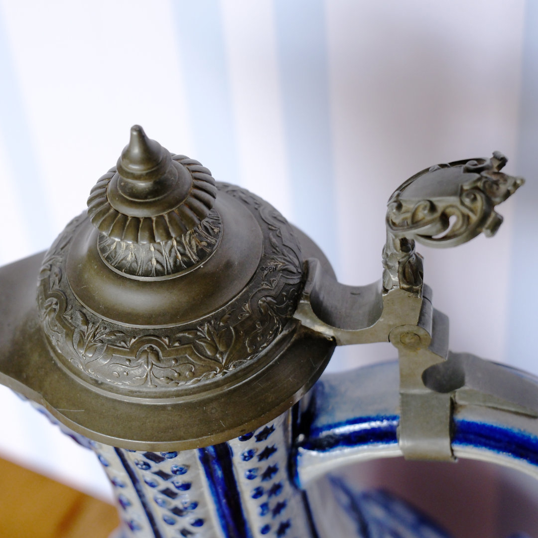 Antik kande med låg, måske Westerwald, mærket 242 i bunden