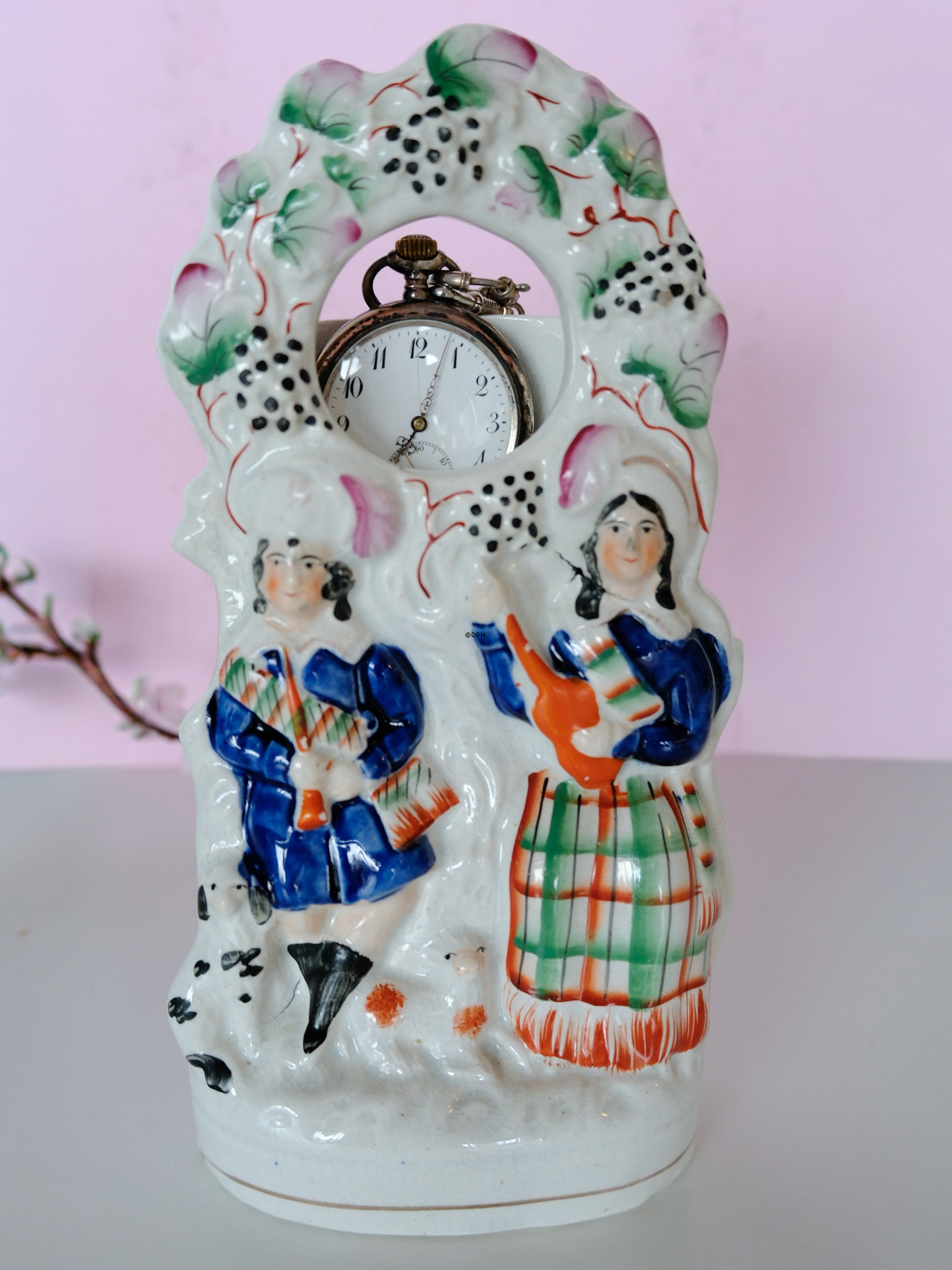 Staffordshire figur med ur