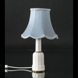 Håndsyet kantet lampeskærm med buer 18 cm i højden, lys blå silke stof