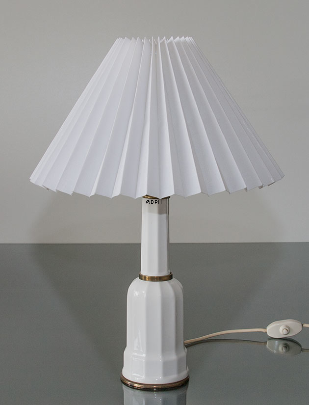 Plissé lampeskærm i hvid chintz stof, sidelængde 23cm