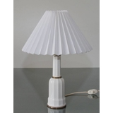 Plissé lampeskærm i hvid chintz stof, sidelængde 23cm