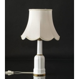 Håndsyet kantet lampeskærm med buer 24 cm i højden betrukket med off white silke