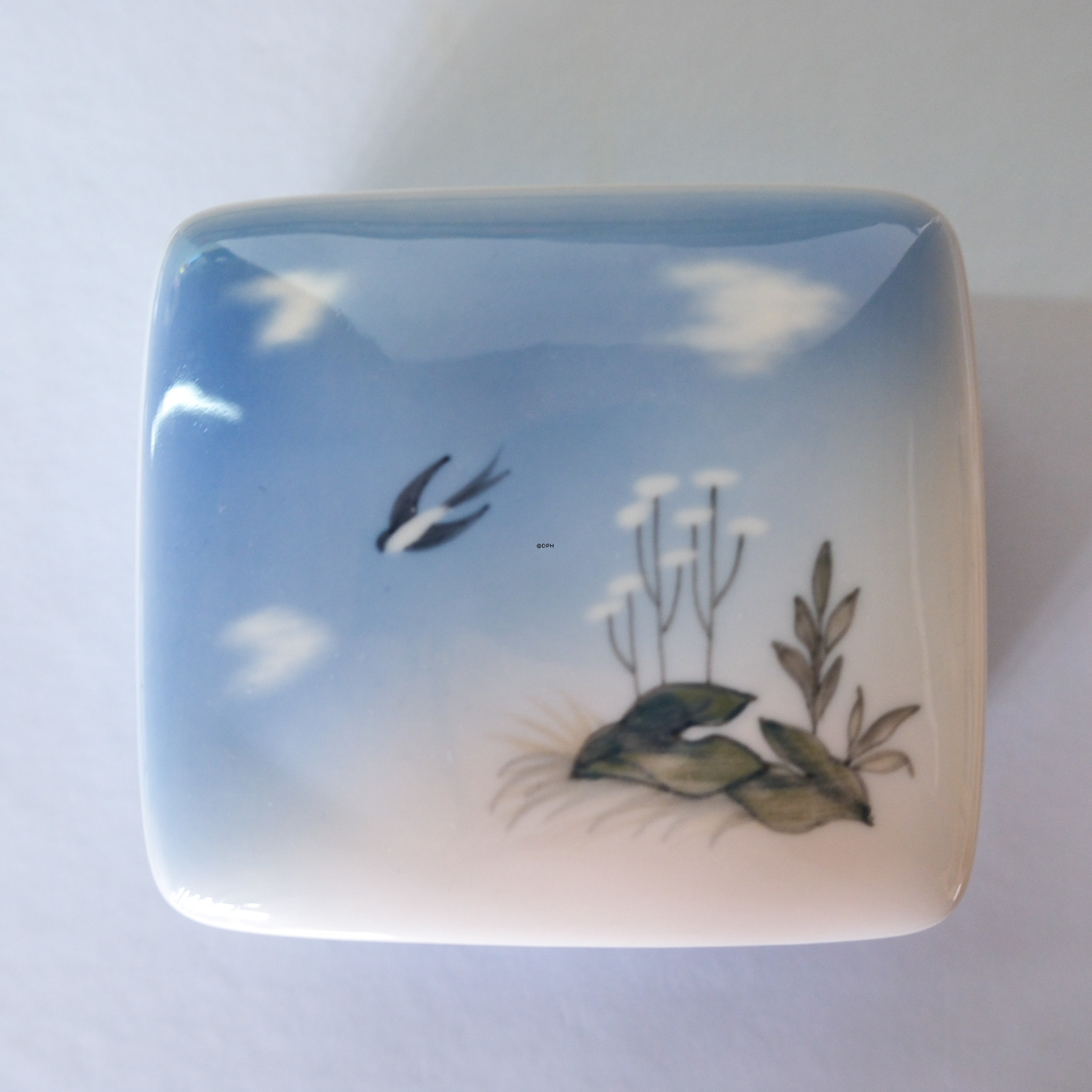 Lyngby bonbonniere med svale og blomster