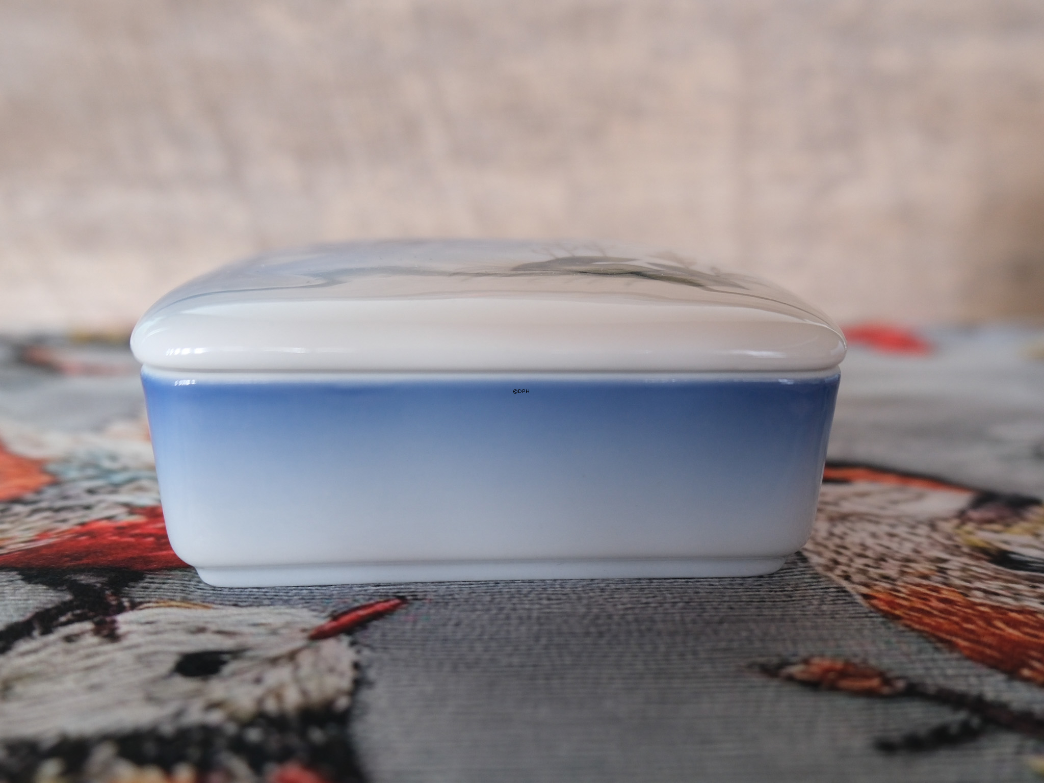 Lyngby bonbonniere med svale og blomster