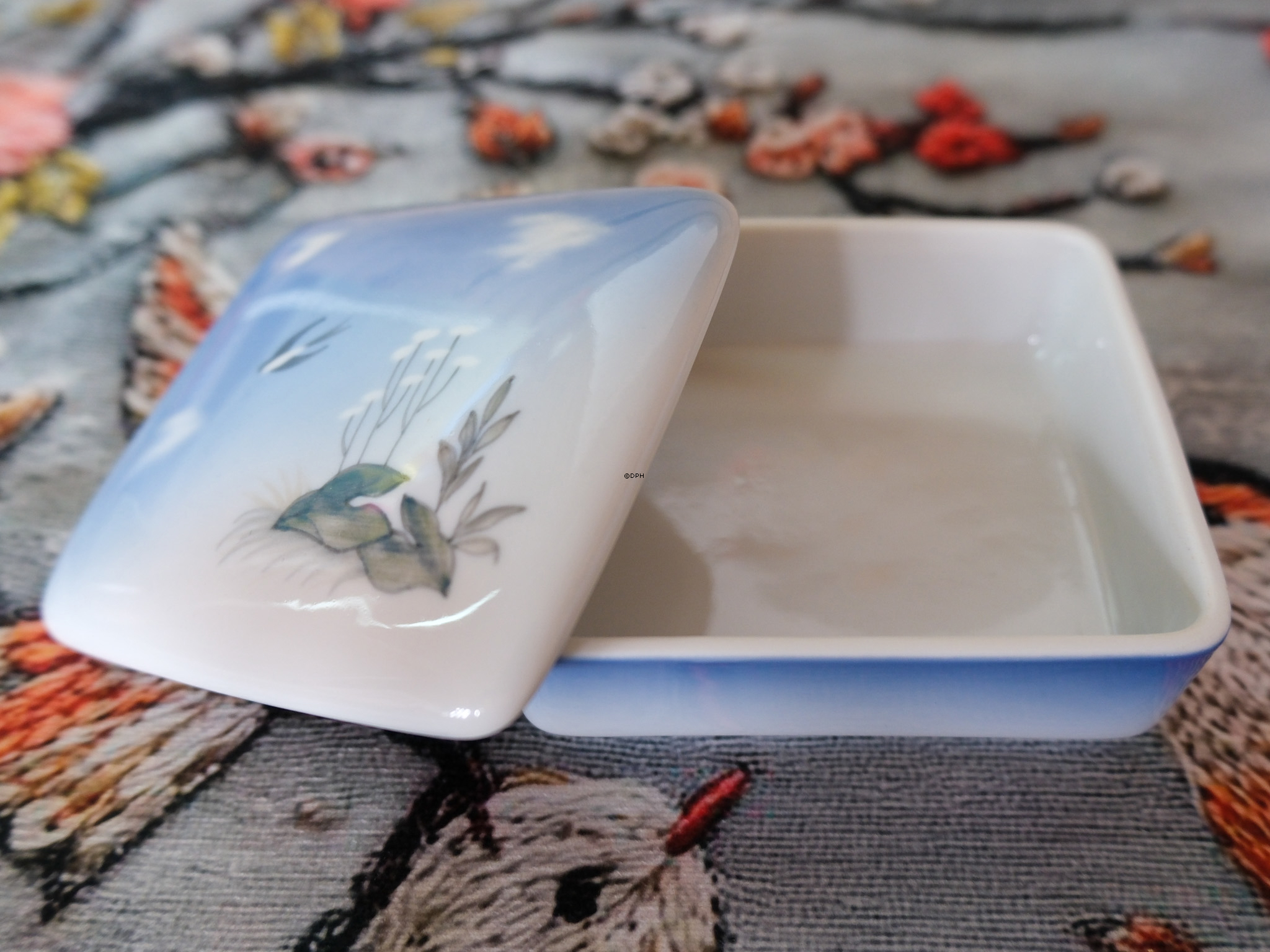 Lyngby bonbonniere med svale og blomster