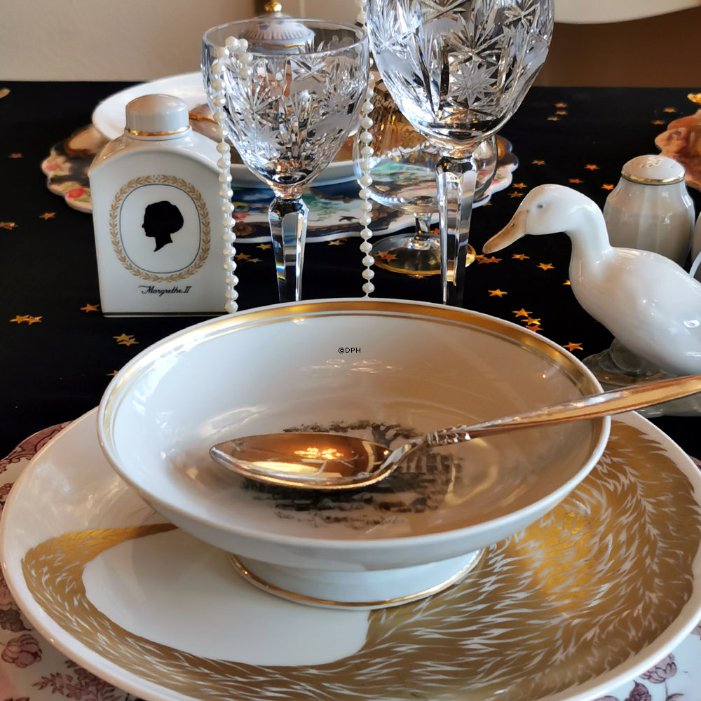 Royal Copenhagen Skål med motiv fra H.C. Andersens eventyr "Svinedrengen"