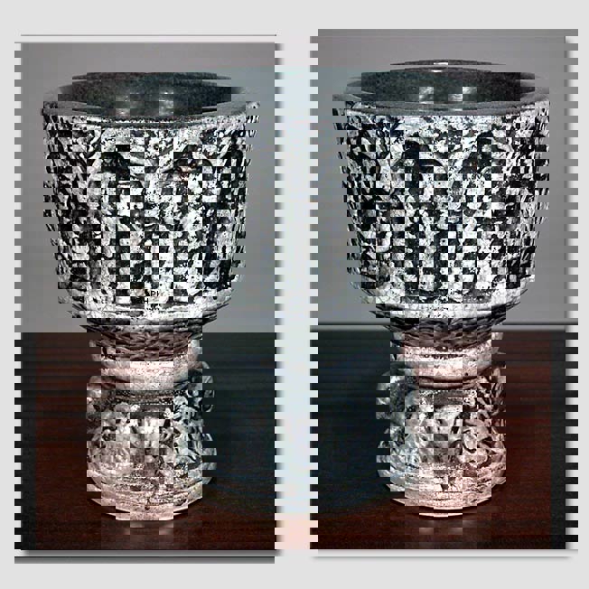 Michael Andersen Urtepotte nr. 4645-1, Kopi af døbefonten i Åkirkeby Kirke på Bornholm