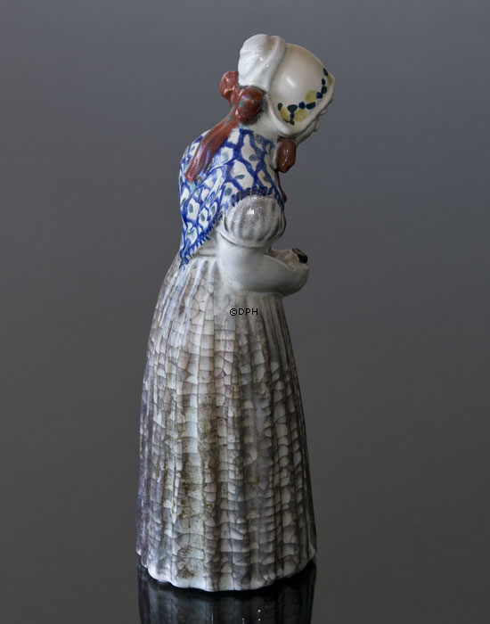 Kvinde med salmebog, nr. 4418-2 keramik, Michael Andersen & Søn