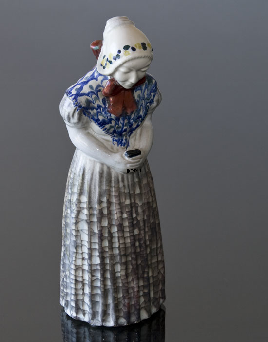 Kvinde med salmebog, nr. 4418-2 keramik, Michael Andersen & Søn