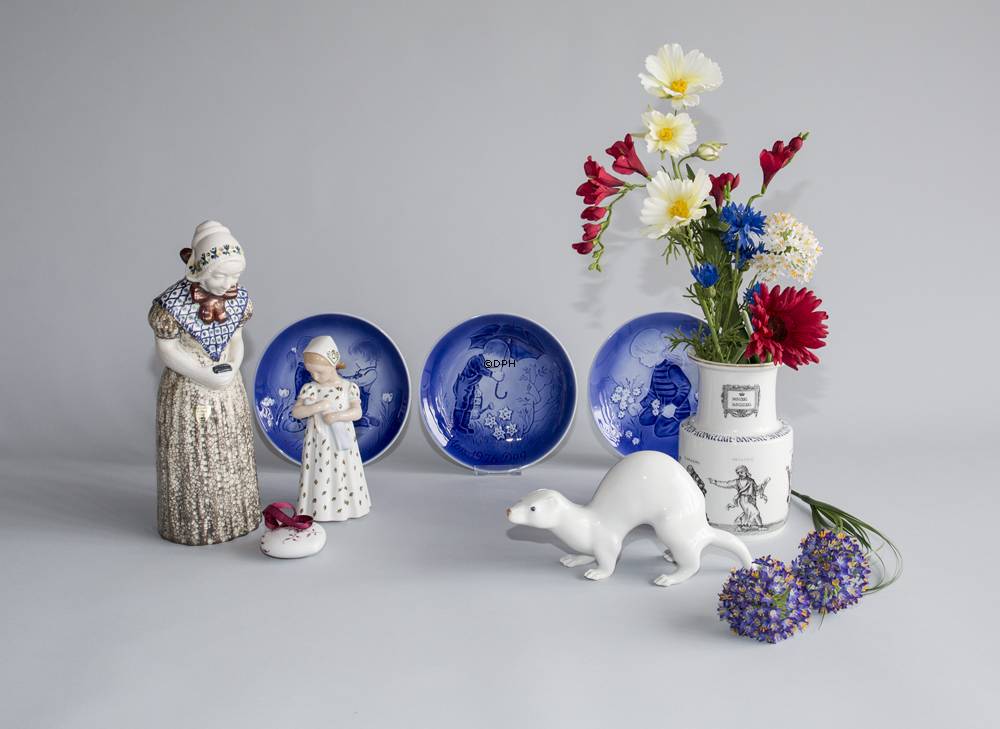 Kvinde med salmebog, nr. 4418-3 Stor, keramik, Michael Andersen & Søn