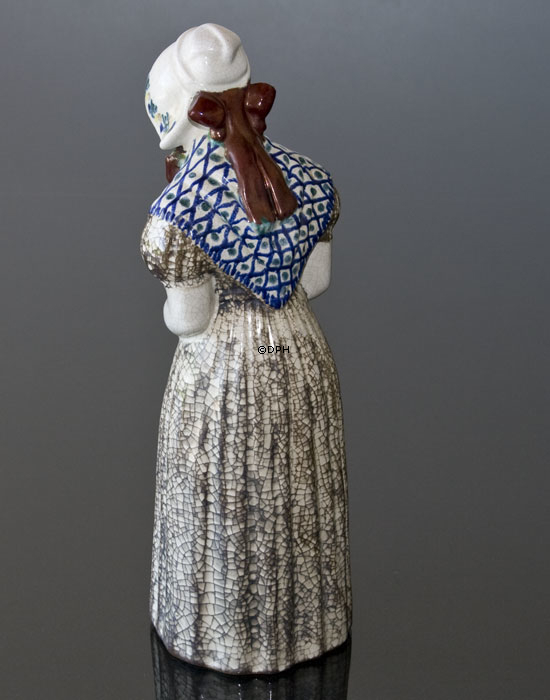 Kvinde med salmebog, nr. 4418-3 Stor, keramik, Michael Andersen & Søn