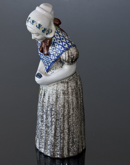 Kvinde med salmebog, nr. 4418-3 Stor, keramik, Michael Andersen & Søn