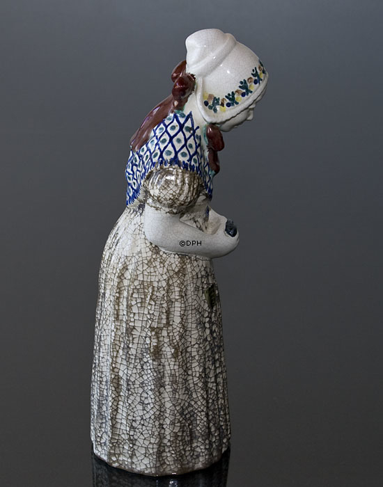 Kvinde med salmebog, nr. 4418-3 Stor, keramik, Michael Andersen & Søn