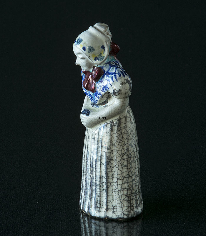 Kvinde med salmebog, nr. 4418 keramik, Michael Andersen & Søn