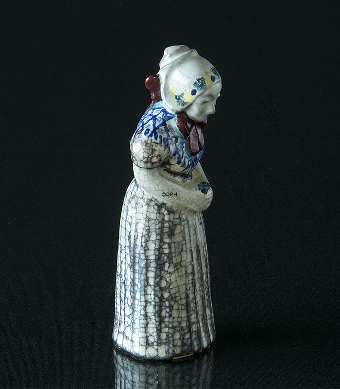 Kvinde med salmebog, nr. 4418 keramik, Michael Andersen & Søn