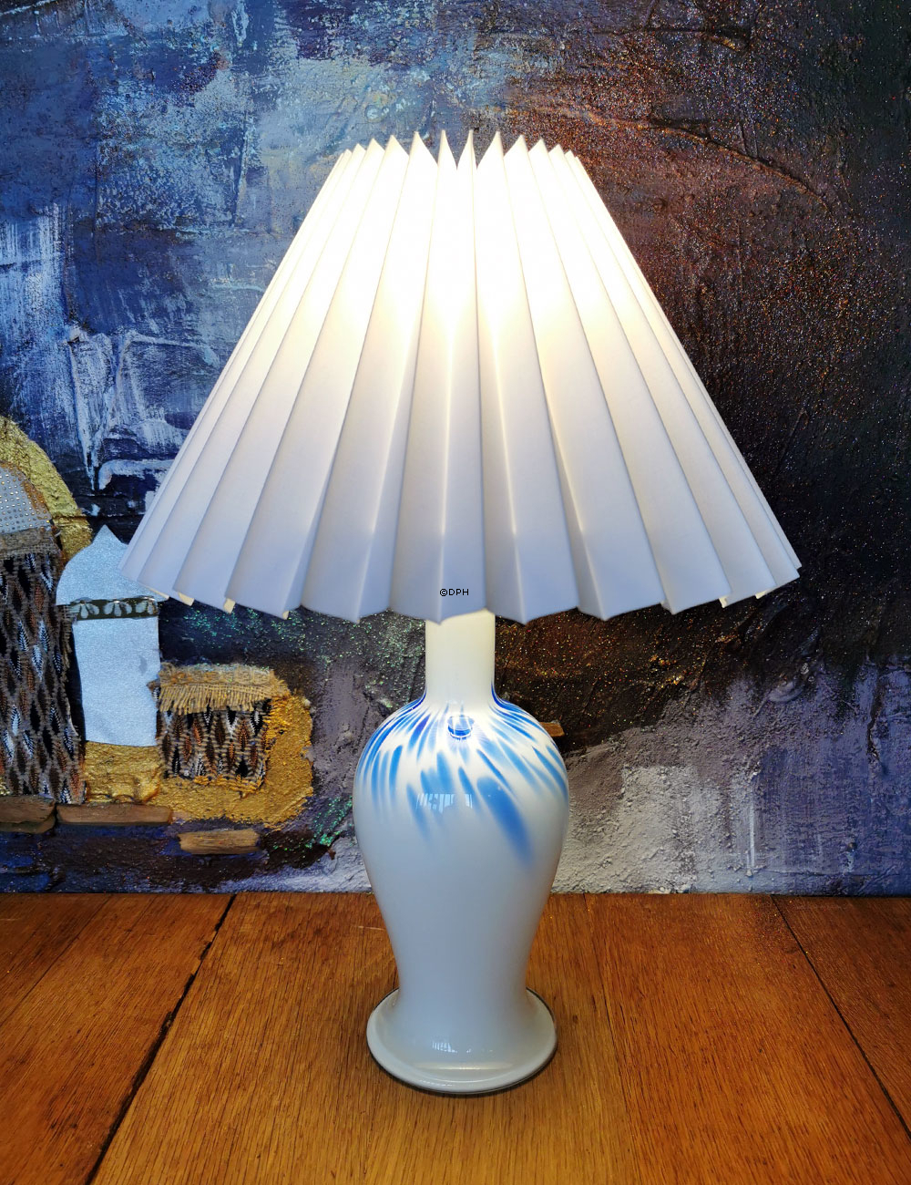 Plissé lampeskærm i hvid chintz stof, sidelængde 21cm