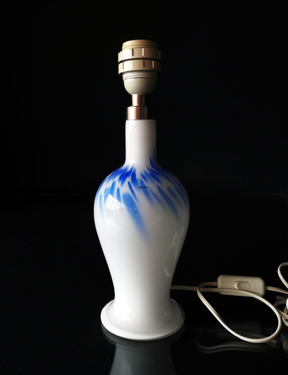 Holmegaard Torino Bordlampe hvid med blå dekoration, mellem - Udgået af produktion