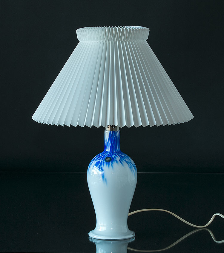 Holmegaard Torino Bordlampe hvid med blå dekoration, mellem - Udgået af produktion