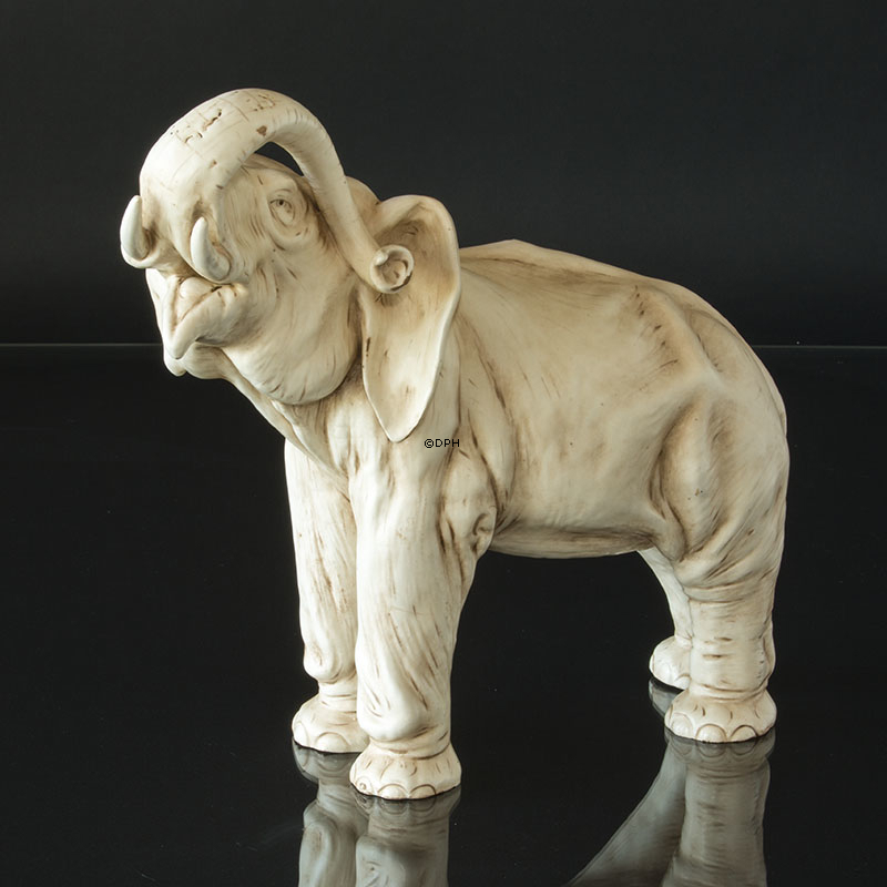 Elefant med hævet snabel, Royal Dux figur