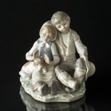 Lladro Figur, Junge und Mädchen sitzen mit Hund