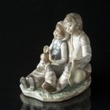 Lladro Figur, Junge und Mädchen sitzen mit Hund