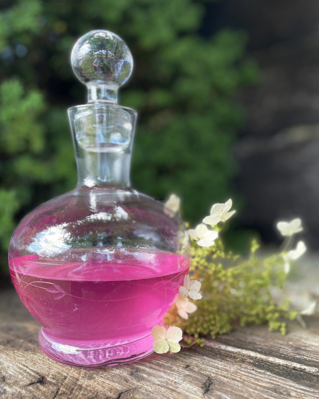 Glas karaffel med diskret mønster