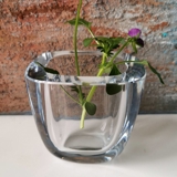 Kleine quadratische Vase aus massivem Glas