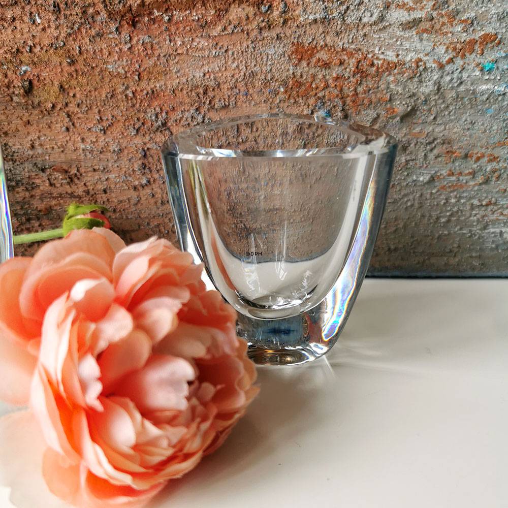 Lille trekantet vase i massiv glas