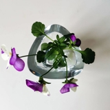 Kleine dreieckige Vase aus massivem Glas