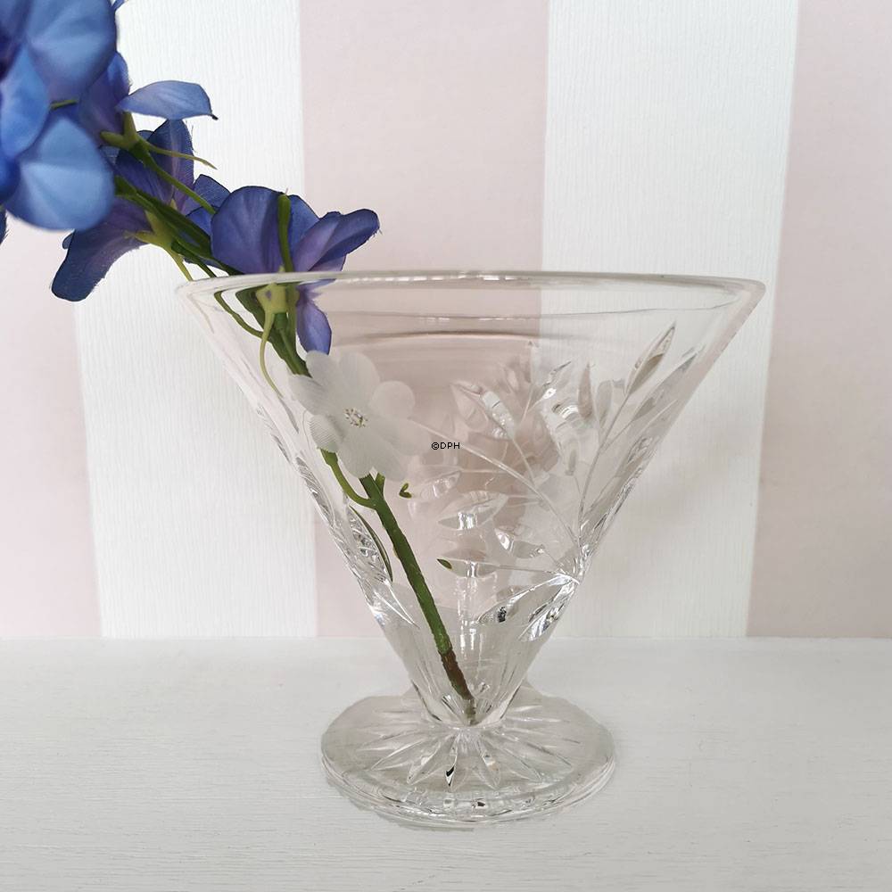 Glas skål på lille fod med slibninger