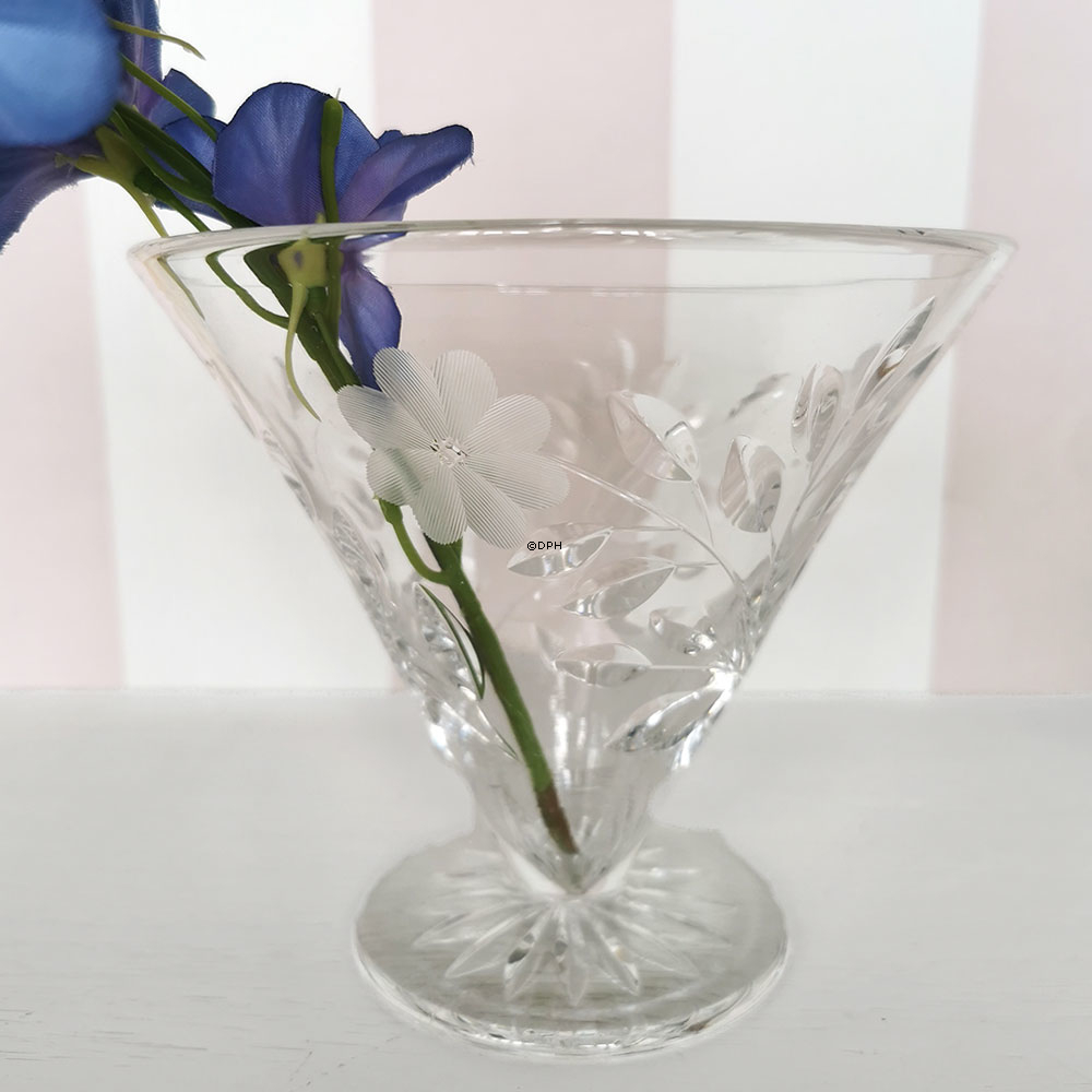 Glas skål på lille fod med slibninger