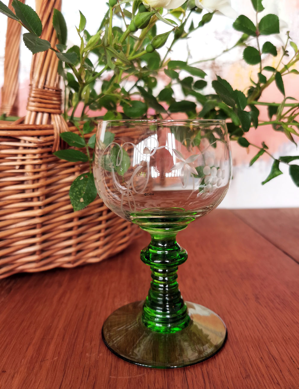 Vinglas med mønster og grøn stilk