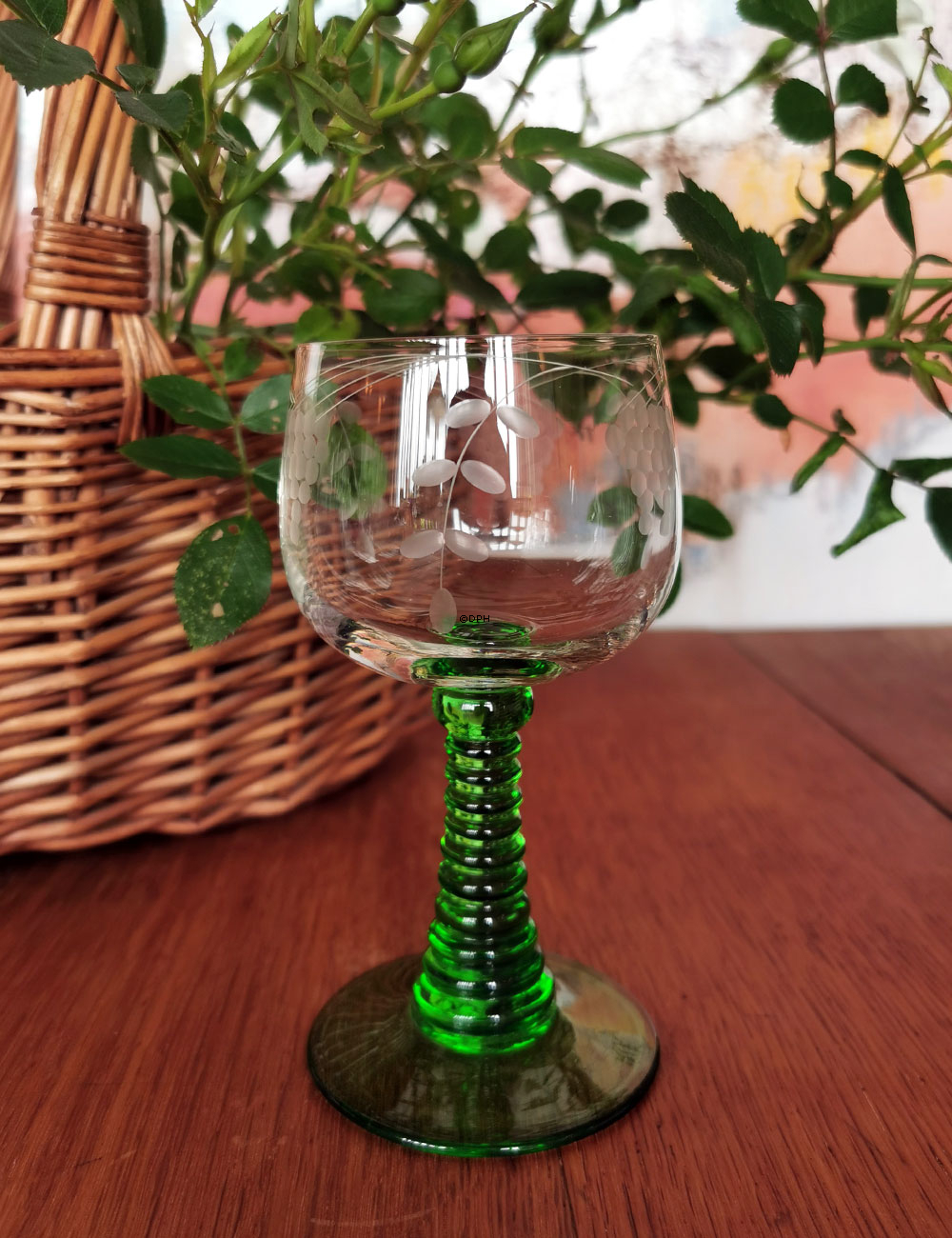 Rømerglas med mønster og grøn stilk