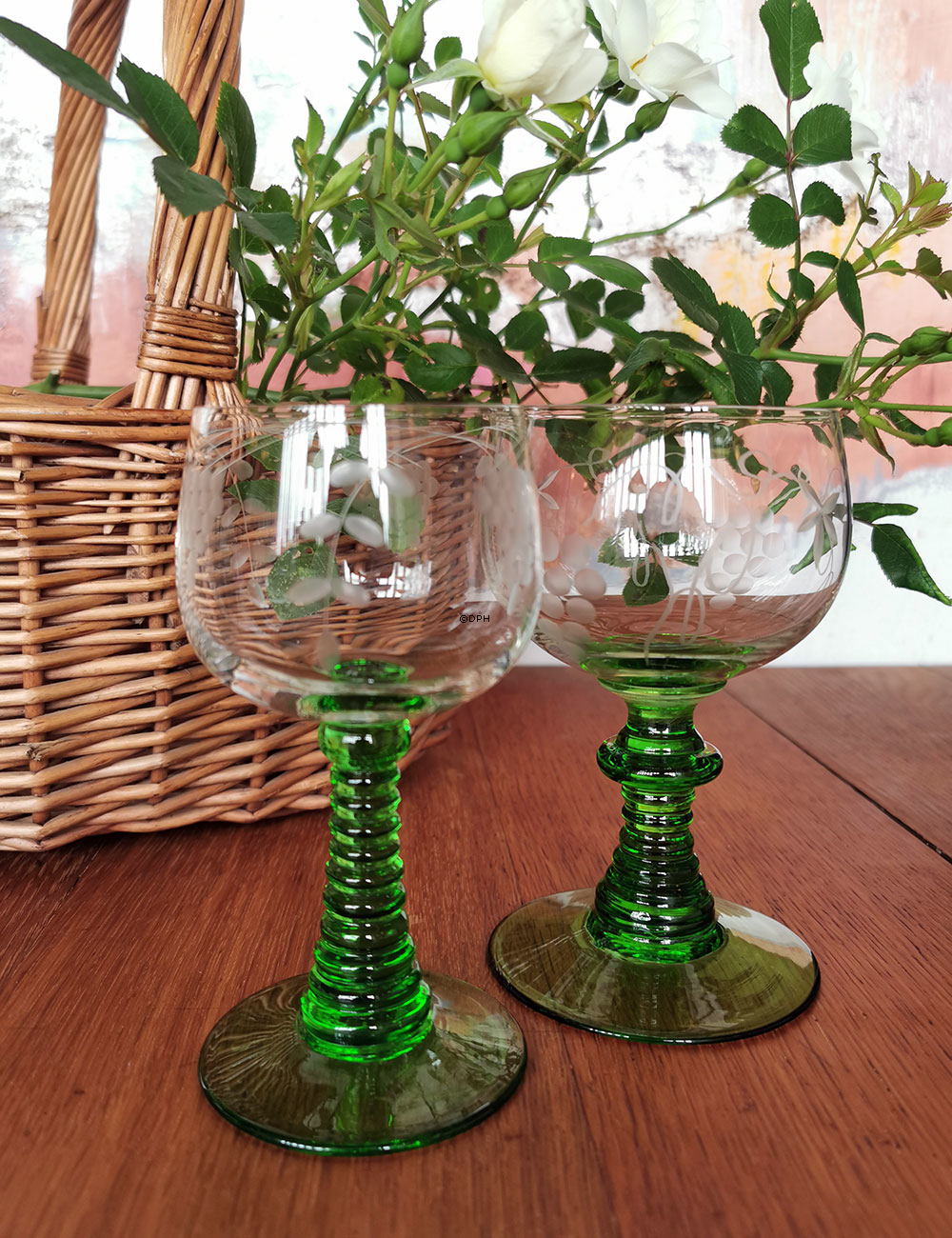 Rømerglas med mønster og grøn stilk