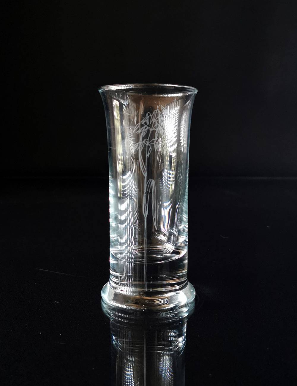 Glasvase eller ølglas med motiv af blomst