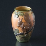 Ipsen Vase mit Eichhörnchen, Nr. 795