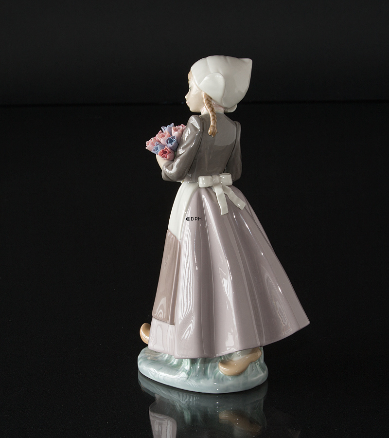 Lladro figur, Pige med blomster, H 26 cm