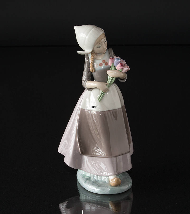 Lladro figur, Pige med blomster, H 26 cm