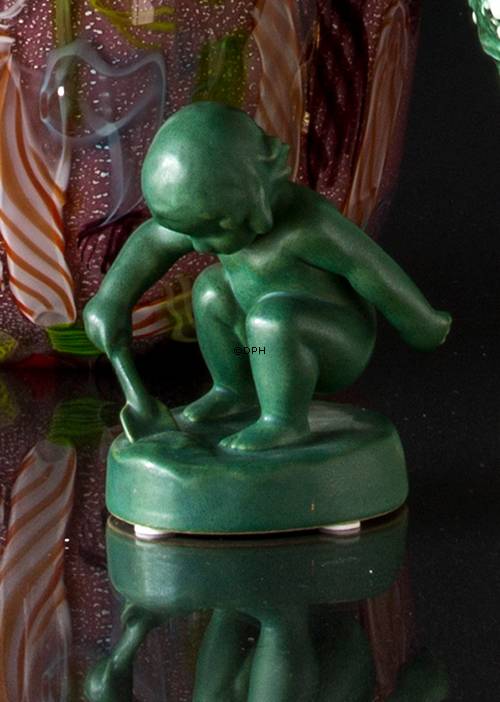 Pige siddende på hug med lille skovl,"arbejdslyst" Ipsen