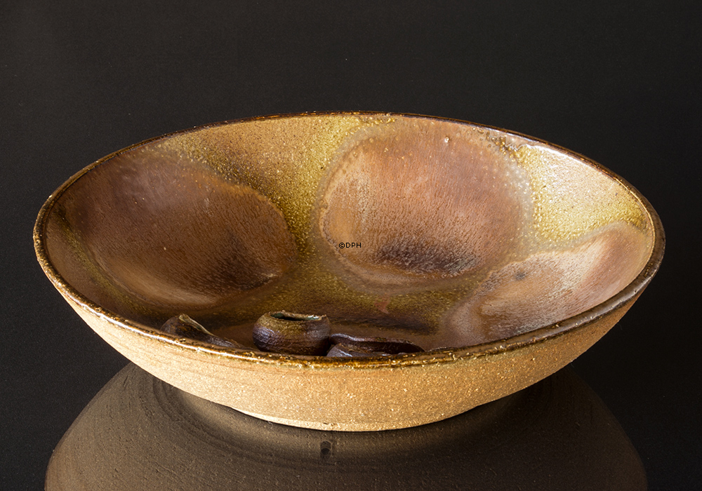 Stort keramisk fad med vandplantedekoration