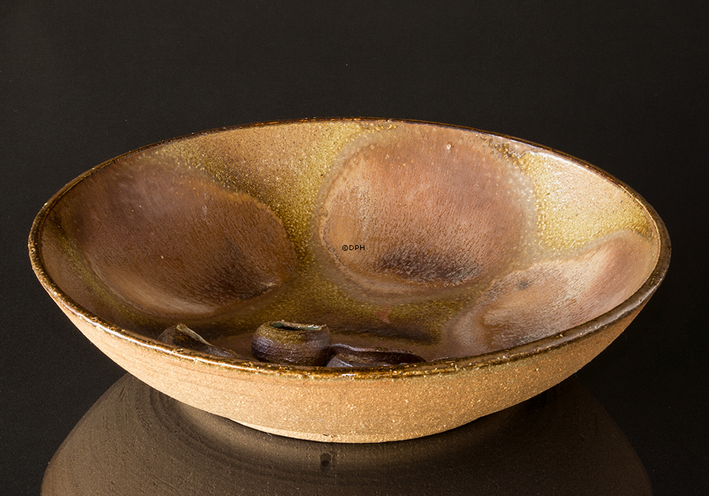 Stort keramisk fad med vandplantedekoration