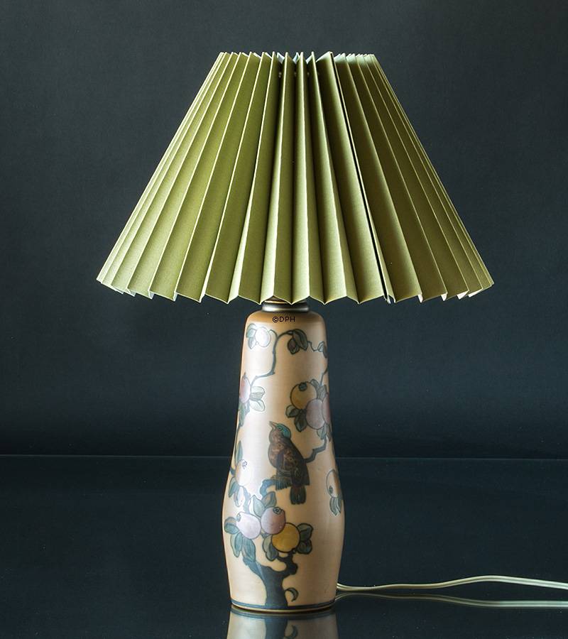 Lampe med fugl på gren med frugter