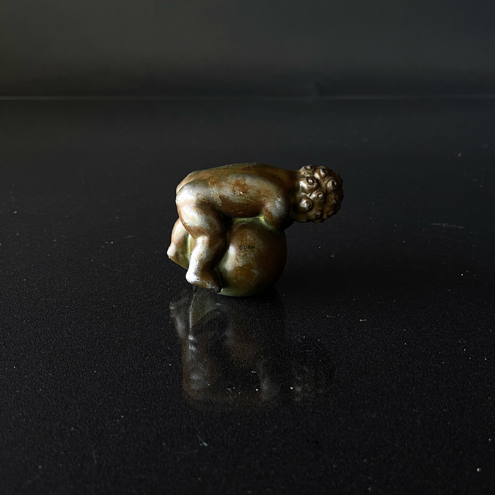 Just Andersen dreng med vase nr. 1704, Diskometal