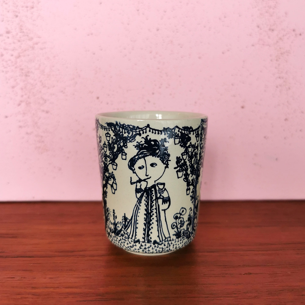 Lille vase eller bæger, Bjørn Wiinblad Nymølle, blå stregtegning, nr. 3106-345