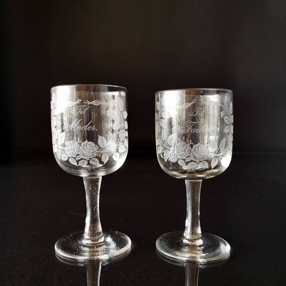 Erindringsglas fra Kastrup Glasværk, "Til Moder" og "Til Fader", sæt af 2 stk.