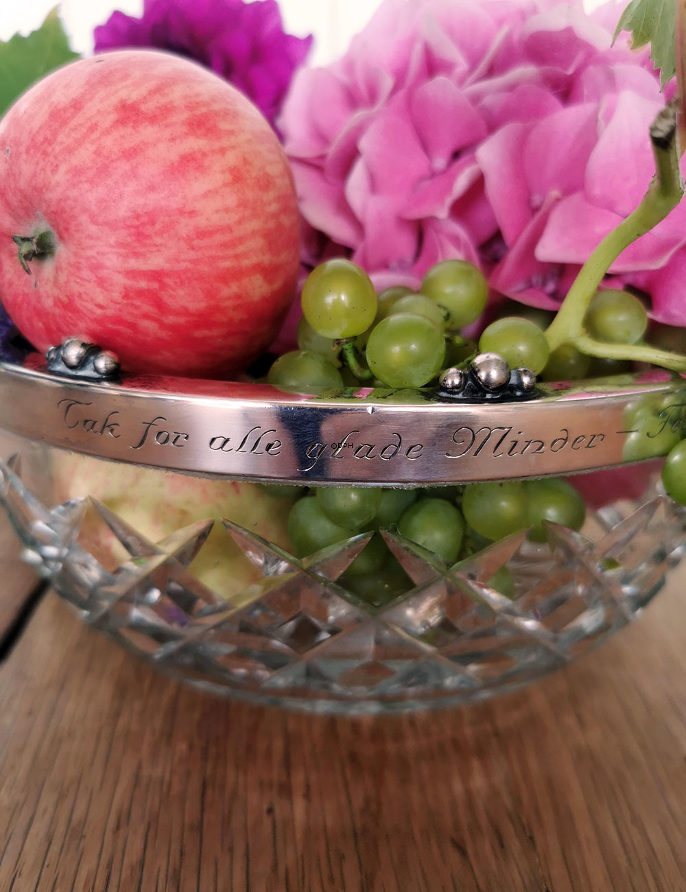 Krystal glas skål med slibninger og sølvkant med inskription